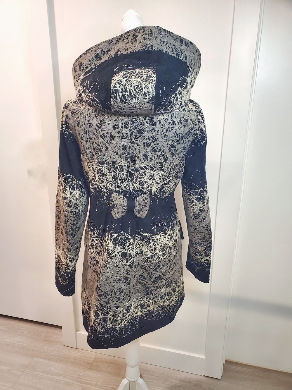 STUNNING Kaneko Collection Abstract Chaotic Thread Hooded Winter Coat - Picture 5 of 6
